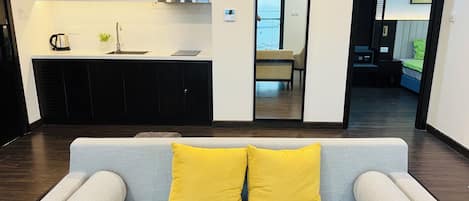 Departamento de lujo, vista a la playa | Área de sala de estar | Juguetes