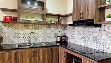 Luxury Apartment, Beach View | Private kitchen