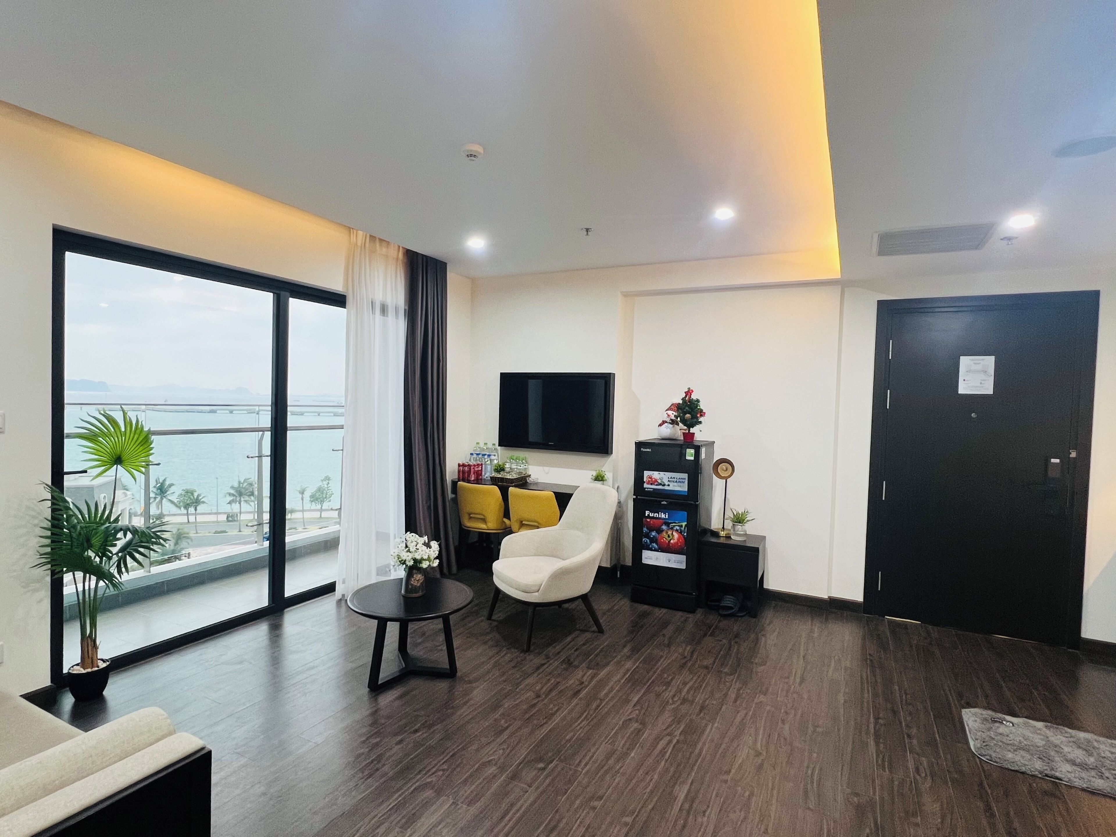 Luxury Apartment, Beach View | Living area | Toys