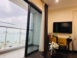 Luxury Apartment, Beach View | Ruang tamu | Mainan 
