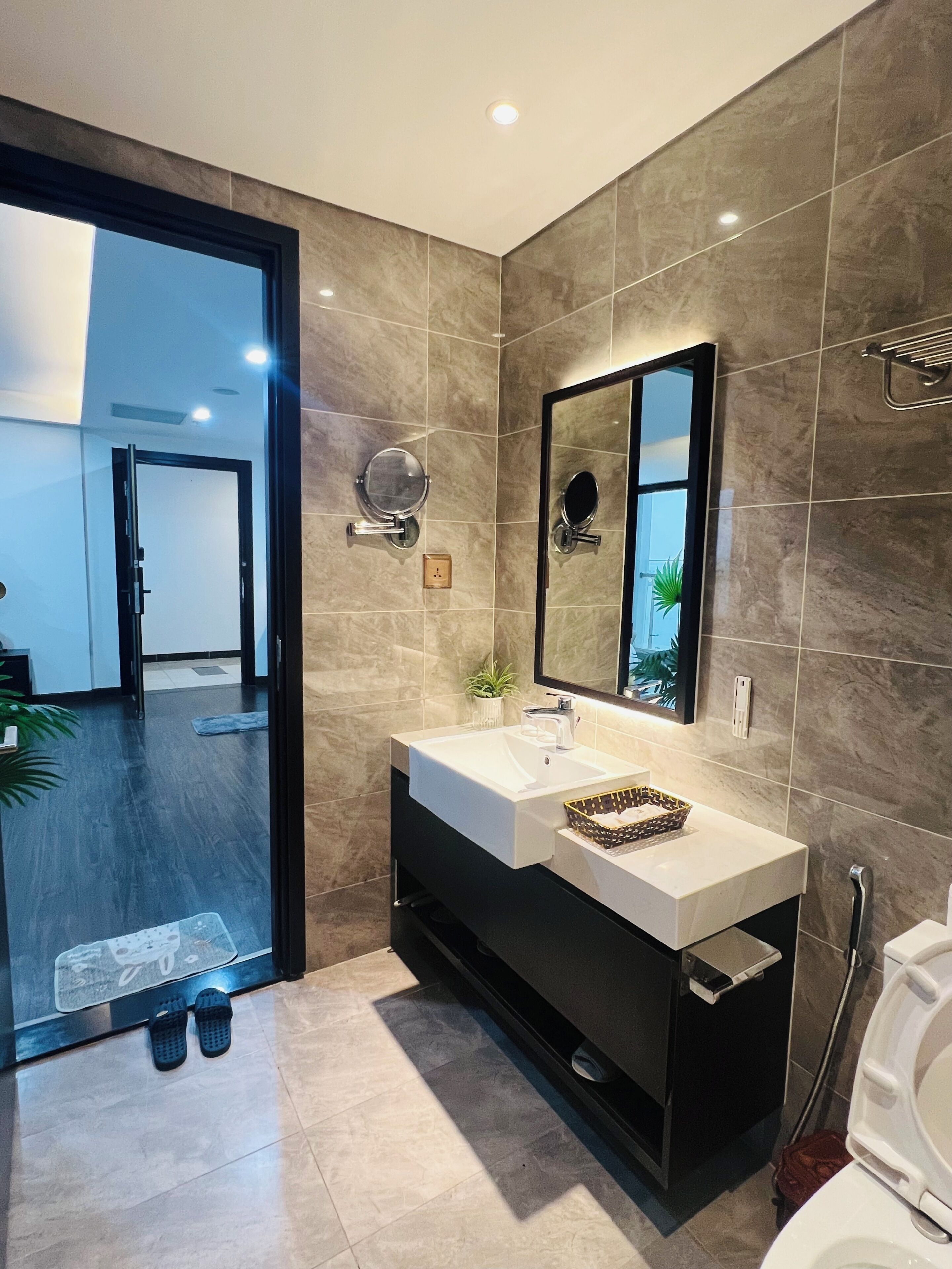 Luxury Apartment, Beach View | Bathroom | Hair dryer, slippers, towels