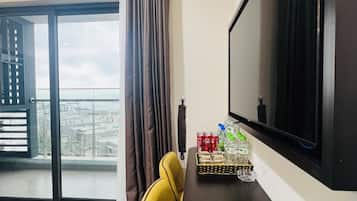 Luxe appartement, uitzicht op strand | Dineren in de kamer