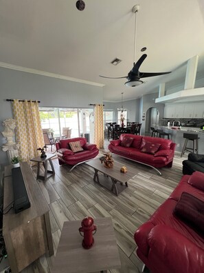 Smart TV - Charming 3-bedroom pool home ready to entertain in Cape Coral (Cape Coral)