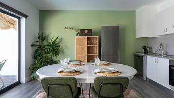 Coffee/tea maker, fridge, microwave, oven