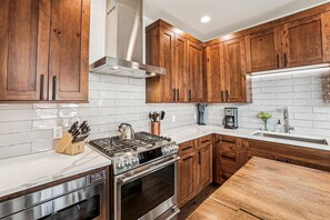 Maison mitoyenne, 3 chambres | Cuisine privée | Réfrigérateur, four, cafetière/bouilloire, grille-pain