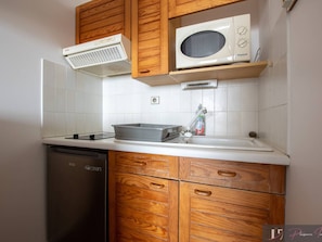Een koelkast, een oven, een kookplaat
