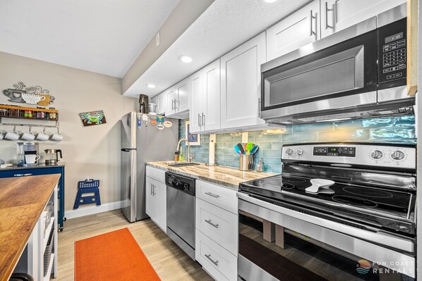 Kühlschrank, Mikrowelle, Ofen, Herdplatte