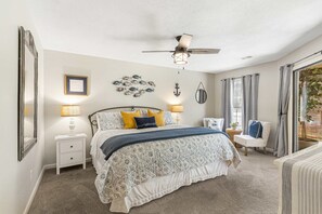 2 bedrooms, individually decorated, individually furnished - Lakefront Paradise at the Pointe - Multiple Pools (Branson)