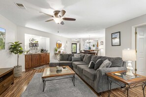 콘도, 침대(여러 개), 파티오, 정원 전망 (Lakefront Paradise at the Pointe) | 거실 공간 | 디지털 채널 시청이 가능한 42인치 평면 TV