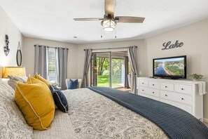 2 개의 침실, 각각 다른 스타일의 인테리어, 각각 다르게 가구 비치