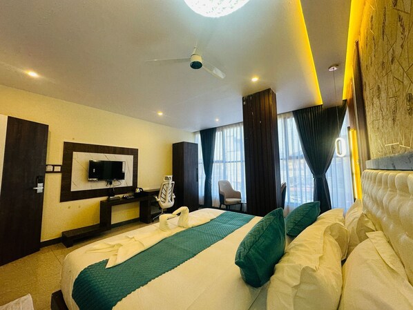 Superior Double Room, 1 King Bed | Iron/ironing board, free WiFi