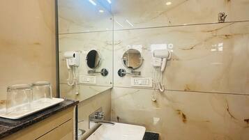 Apartament de luxe | Bany | Dutxa, assecador de cabells, sabatilles i tovalloles