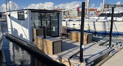 Live next to the sea in a houseboat in the middle of Karlskrona City Center