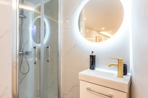 Dusche, Whirlpool, Haartrockner, Handtücher