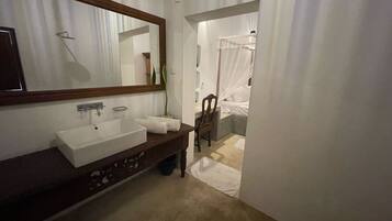 Deluxe Double Room, Balcony, Ocean View | Bathroom