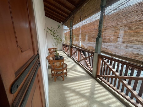 Escritorio, espacio para trabajar con laptop y wifi gratis