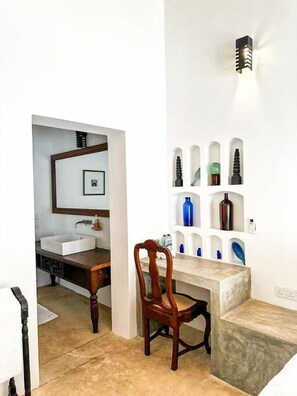 Bureau, espace de travail pour ordinateur portable, Wi-Fi gratuit