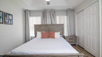 3 habitaciones, tabla de planchar con plancha y cuna de viaje