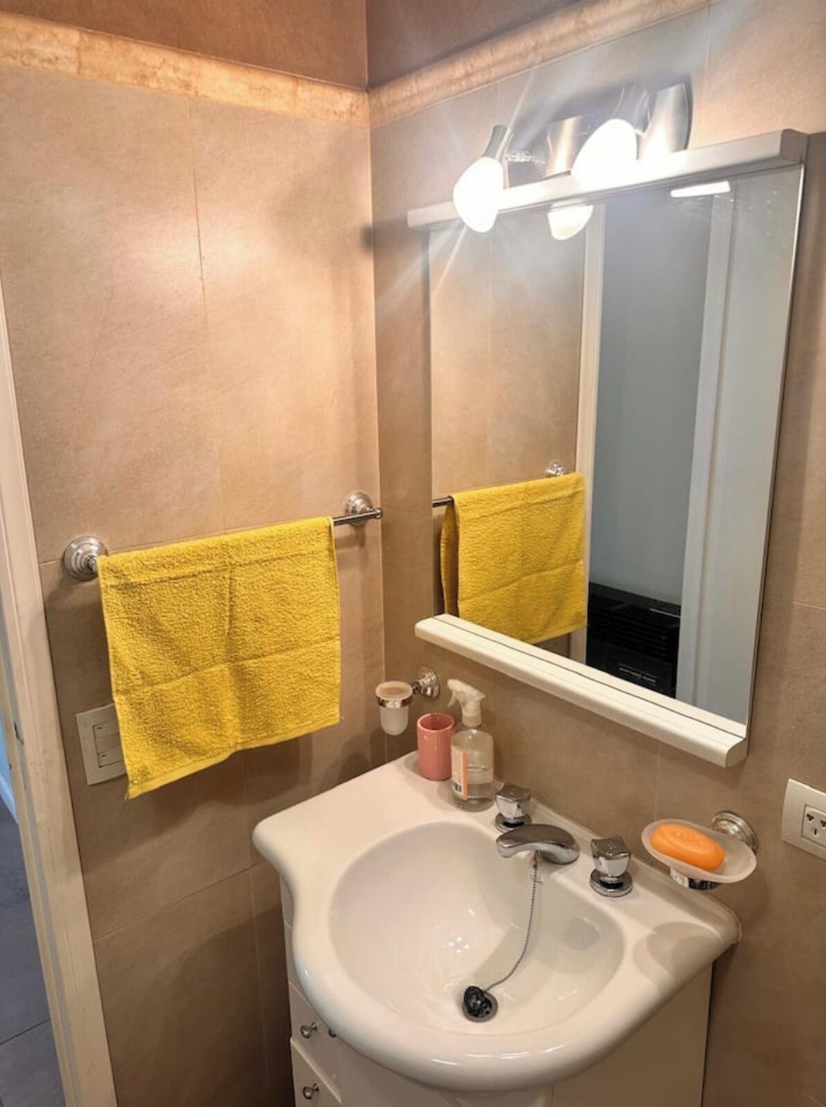 Haartrockner, Handtücher, Seife, Toilettenpapier