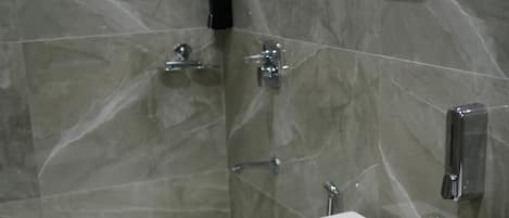 Dusche, Haartrockner, Bidet, HandtĂŒcher