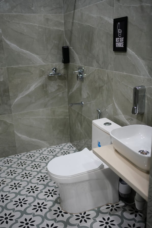 Dusche, Haartrockner, Bidet, Handtücher