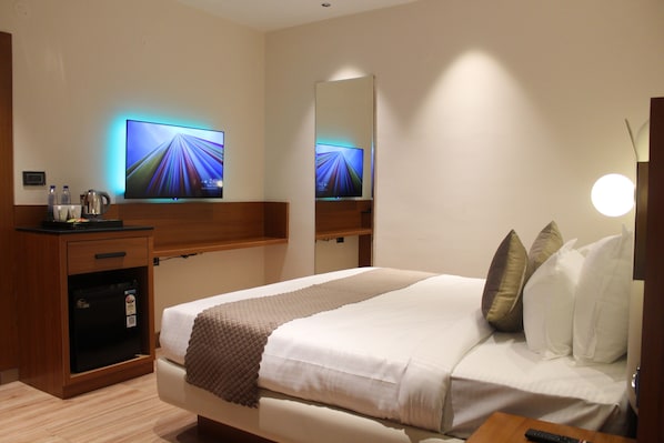 Deluxe Double Room | Desk, laptop workspace, free WiFi - The Vantage Inn (Hyderabad)