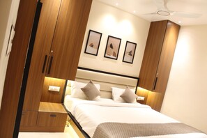 Panoramic Studio, Patio, City View | Desk, laptop workspace, free WiFi - The Vantage Inn (Hyderabad)