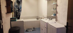 ヘアドライヤー、タオル、石鹸、トイレットペーパー