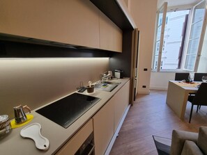 Deluxe Apartment | Private kitchen | Fridge, oven, stovetop, dishwasher - Il Papero a Napoli (Naples)