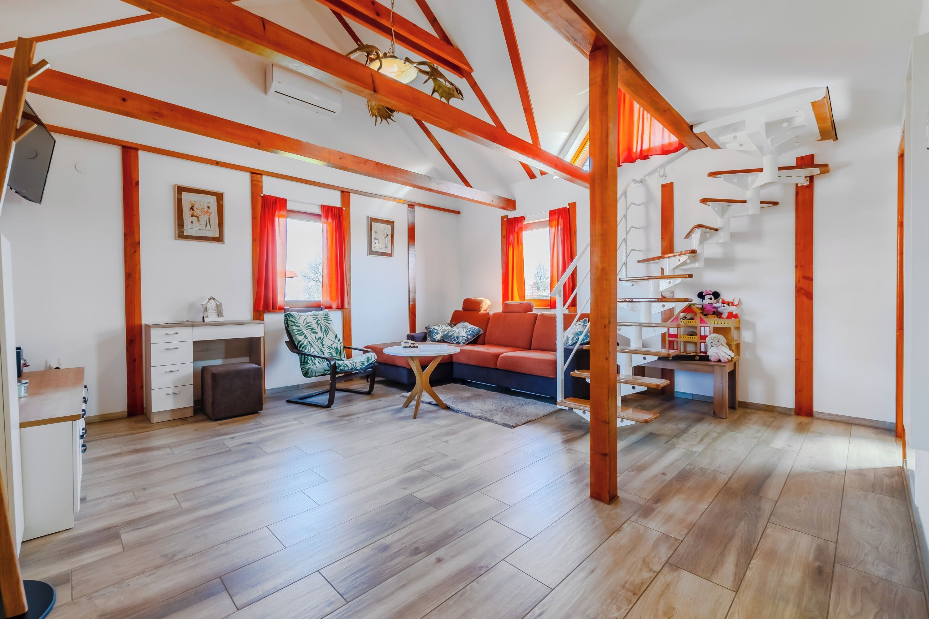 Family House, Multiple Bedrooms (Timber Cottage With Pool) | Living area | 21-inch flat-screen TV with digital channels