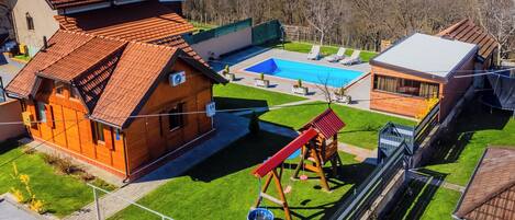 Kauden mukainen ulkouima-allas, lämmitetty uima-allas