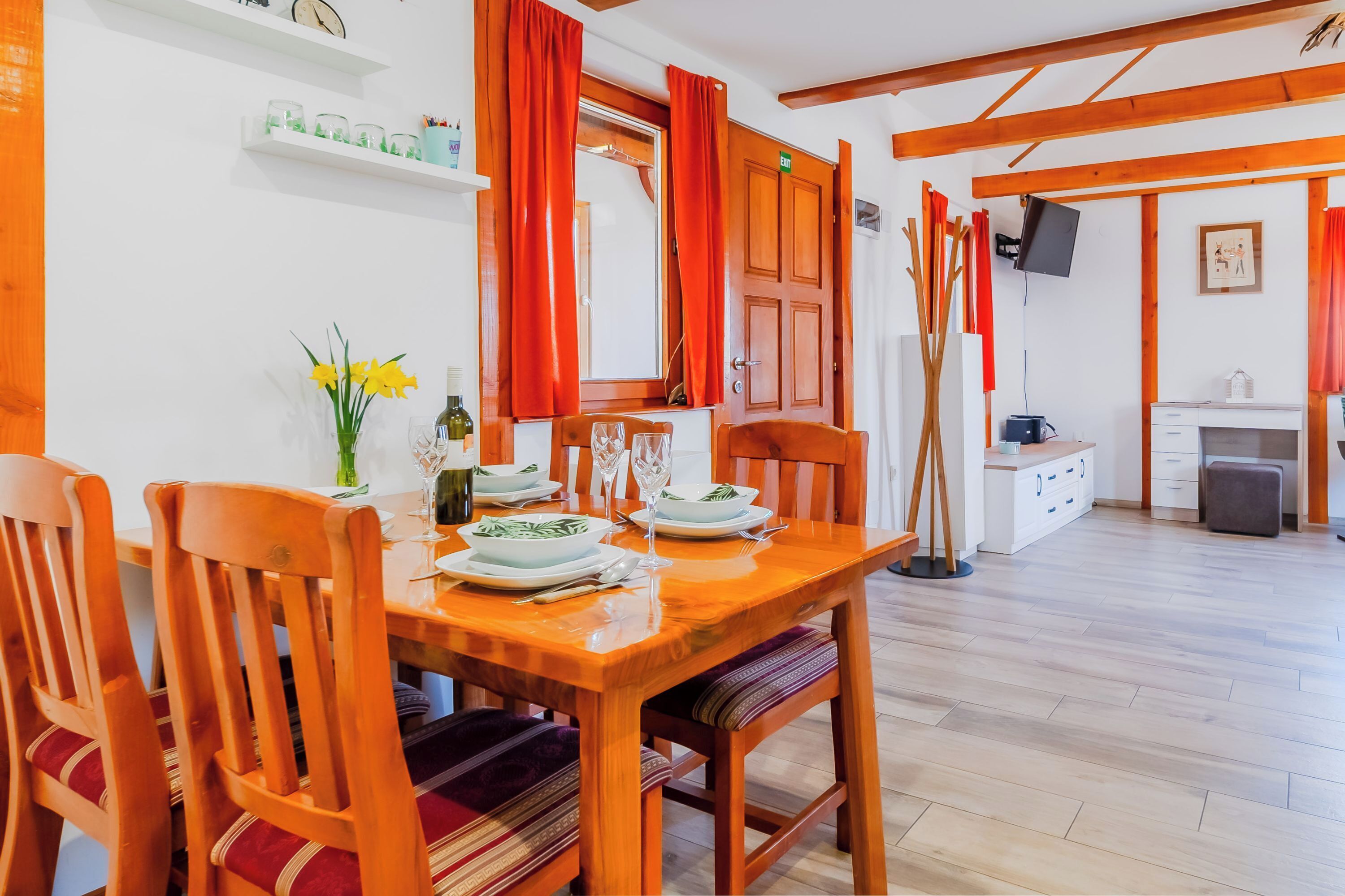 Nhà dành cho gia đình, nhiều phòng ngủ (Timber Cottage With Pool) | Khu ăn uống