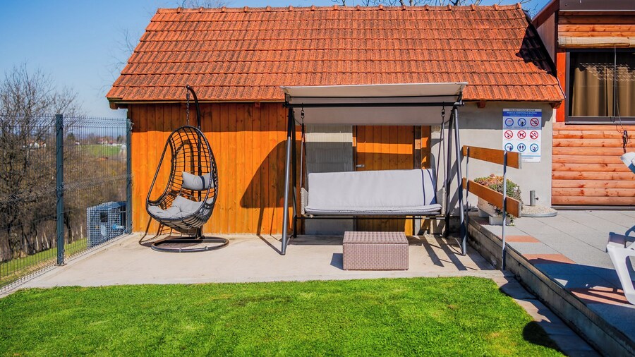 Timber Cottage With Pool