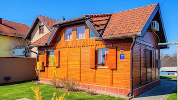 Family House, Multiple Bedrooms (Timber Cottage With Pool) | Exterior
