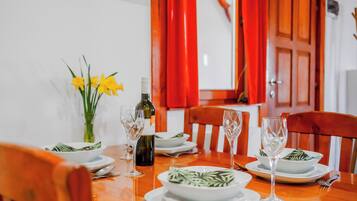 Maison Familiale, plusieurs chambres (Timber Cottage With Pool) | Restauration