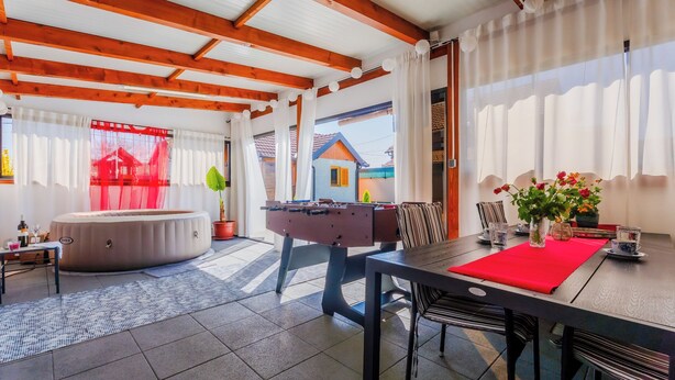 Casa familiar, 1 habitación, terraza (Timber Cottage With Pool) | Restaurante al aire libre