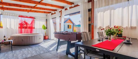 Maison Familiale, plusieurs chambres (Timber Cottage With Pool) | Restauration extérieure