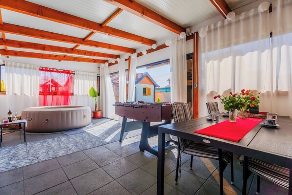 Casa familiar, varias habitaciones (Timber Cottage With Pool) | Restaurante al aire libre