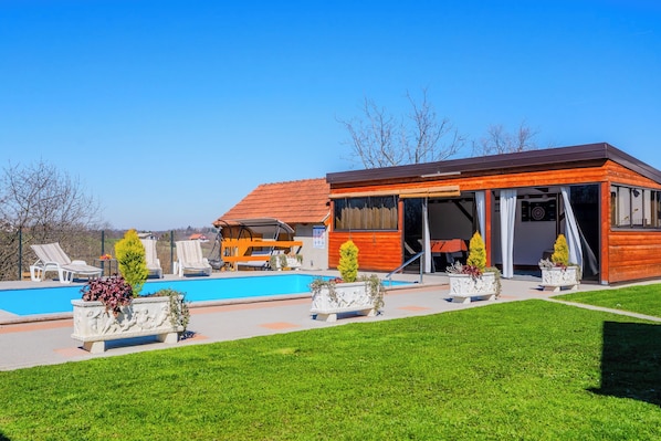 Family Ev, 1 Yatak Odası, Teras (Timber Cottage With Pool) | Havuz | Sezonluk açık havuz 