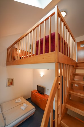 Duplex básico | 1 quarto, cofres nos quartos, escrivaninha