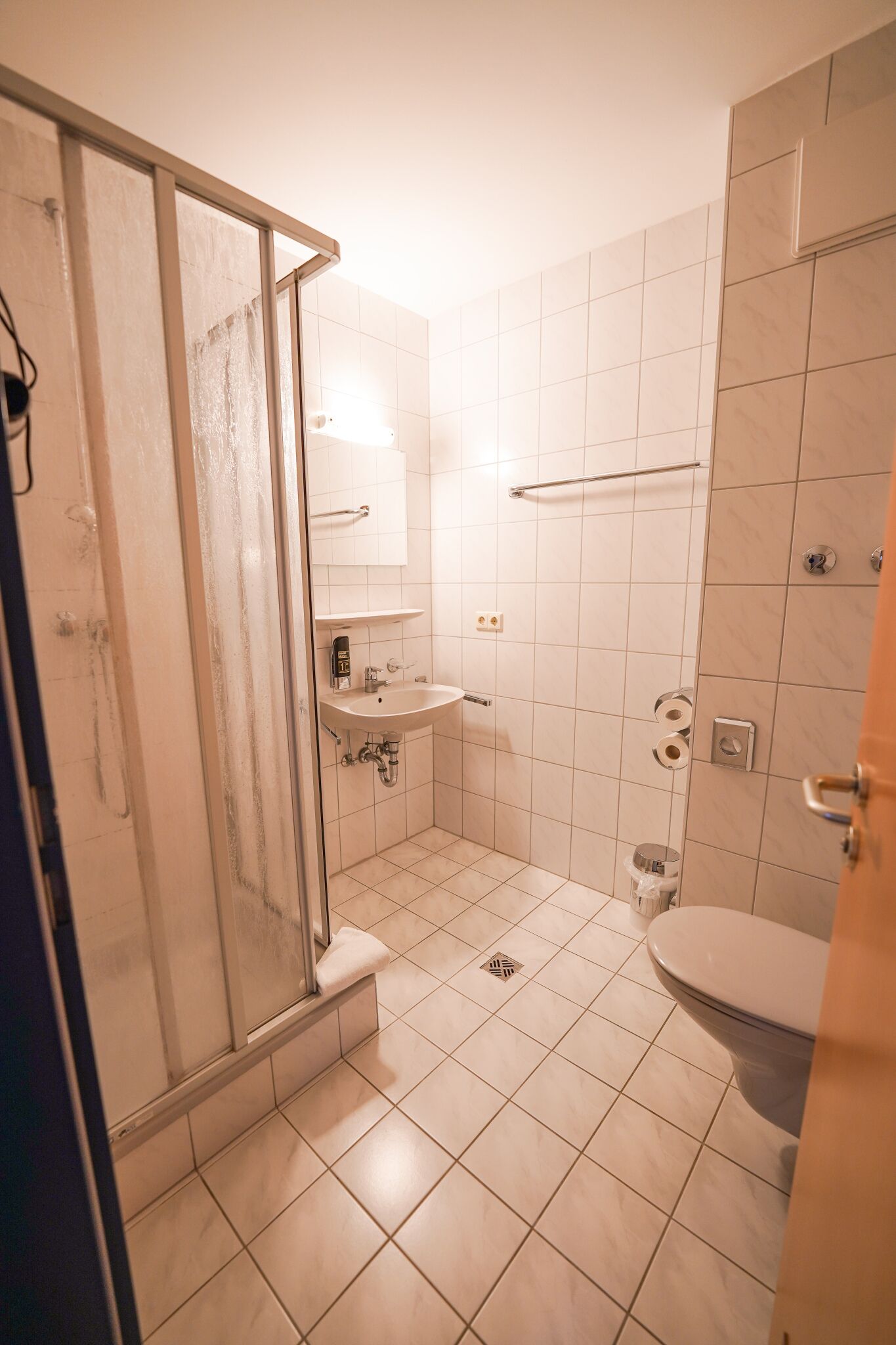 Kylpyhuone, jossa on suihku, pesuallas ja wc.