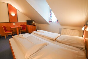 In-room safe, desk, laptop workspace, blackout drapes - Hotel Sonnenhof - Tante ALMA’s Sommerfrische (Sonnen)