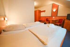 In-room safe, desk, laptop workspace, blackout drapes - Hotel Sonnenhof - Tante ALMA’s Sommerfrische (Sonnen)