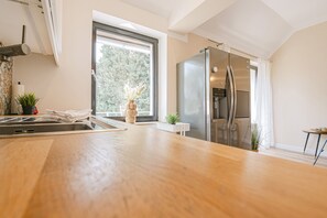 Een koelkast, een oven, een kookplaat, een vaatwasser