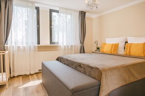 3 chambres, bureau, fer et planche à repasser, lit parapluie