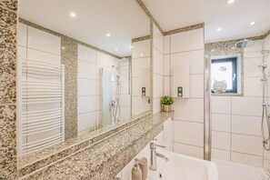 Dusche, Haartrockner, Handtücher, Seife