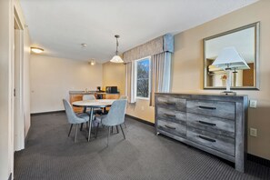 Dining - Lake View Suite Put in Bay - Sleeps 6 People (Put-in-Bay)