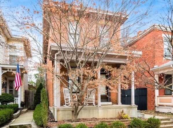 Exterior - Charming 2-bedroom house Perfect Location Heart of Short North-Free parking (Columbus)