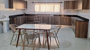 Unclassified image, 3 of 13, button - GATOMA EXECUTIVE LODGE (Lusaka)