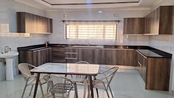 2 phòng ngủ, bàn ủi/dụng cụ ủi quần áo